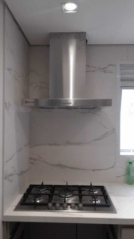 Instalação de cooktop de parede