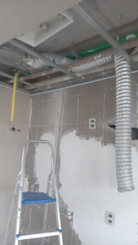 Passagem de duto para instalação de coifa modo exaustor